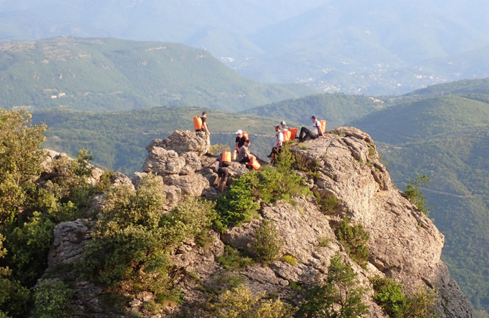 Groupe de personnes en sommet d'une falaise d'un stage aventure de 3jours