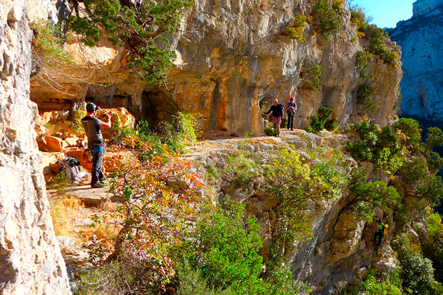 groupe en falaise lors d'un week-end de survie